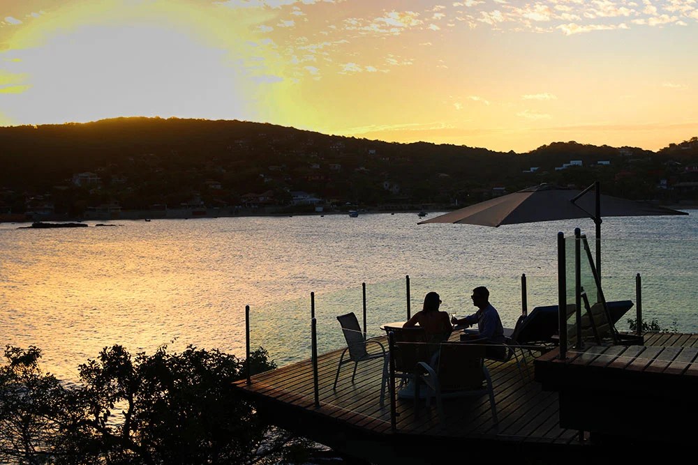 O encanto do pôr do sol em Búzios para quem viaja sem pressa